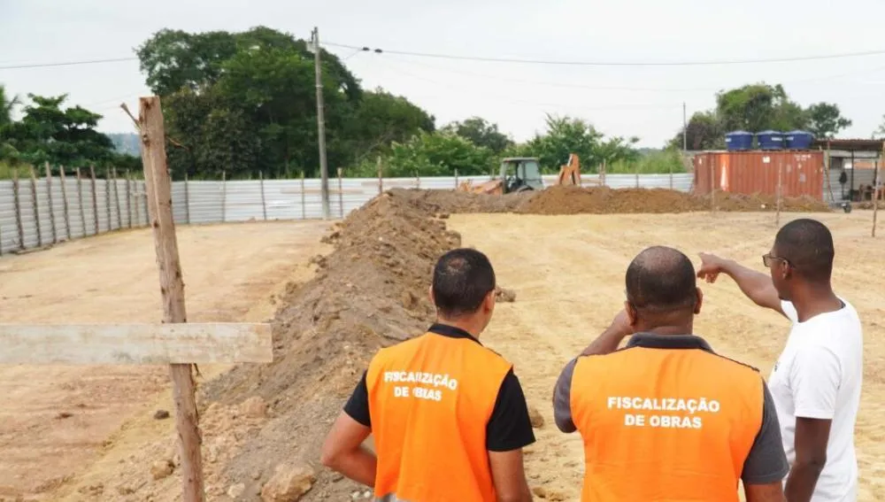 Obras avançam e bairro de São Gonçalo ganha complexo esportivo comunitário